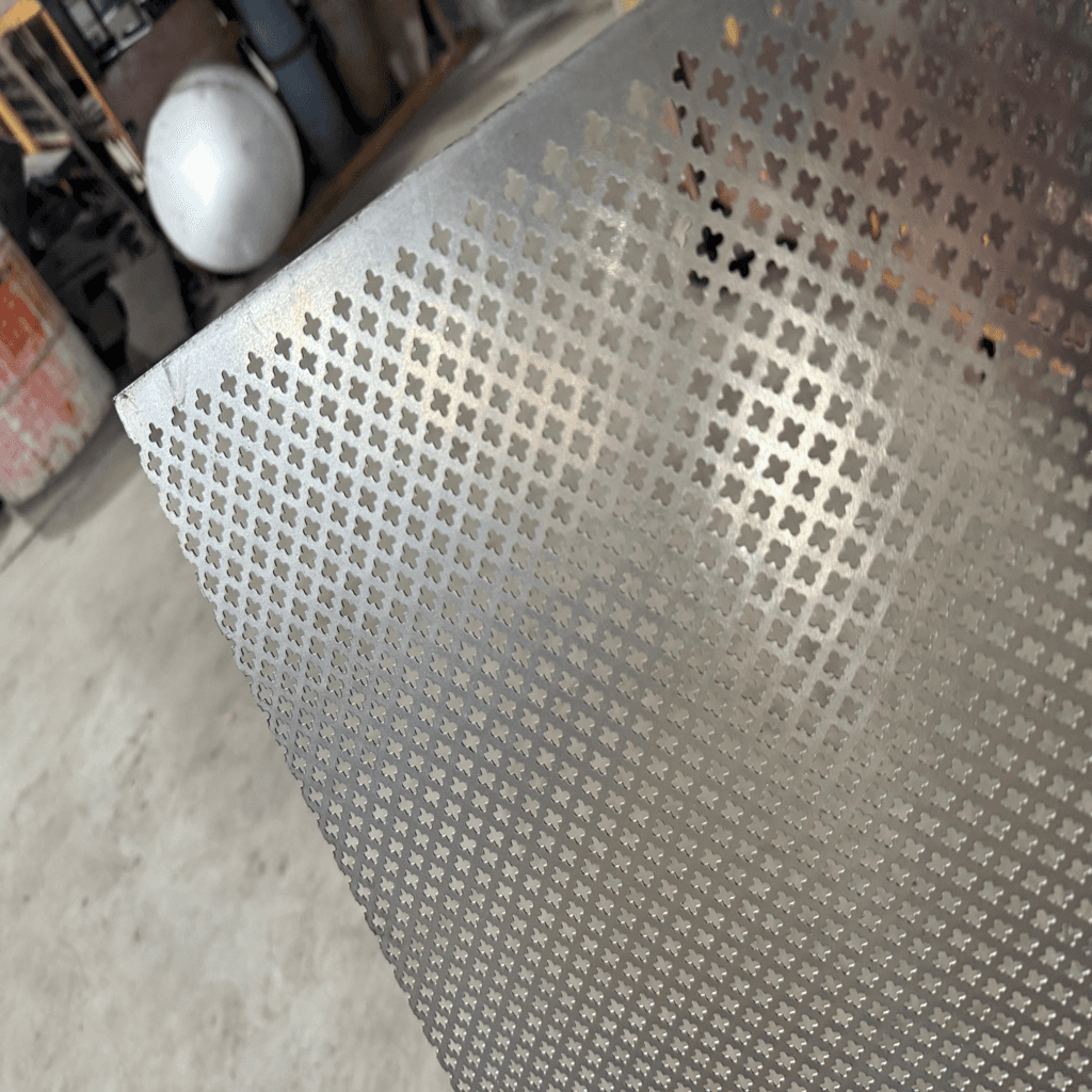 Chapa Microperforada Trebol de 22 (0.70 mm) 1.00 x 2.00 Metros